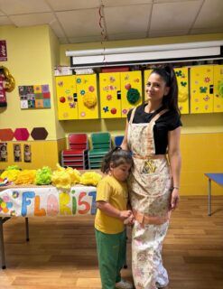 La semana pasada tuvimos una visita muy bonita.
Estuvo la mamá de Claudia, que es Florista, y nos ha contado que su trabajo es cuidar y preparar flores para hacer ramos y decorar lugares, llenándolos de color y alegría. ¡Es un trabajo muy importante! Además, ha sido muy cariñosa y nos ha traído unos regalitos. ¡Muchas gracias, mamá de Claudia!💚💛💚 🌼 🌼 🌼