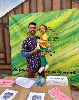 El martes pasado tuvimos una visita muy especial . Vino el papá de Elisa, que es podólogo, y nos ha contado que su trabajo es cuidar nuestros pies para que estén sanos y podamos caminar, correr y jugar sin dolor. 
¡Es un trabajo muy importante! Además, nos ha traído unos regalitos. ¡Muchas gracias Gregorio ! Hemos aprendido muchísimo 👏🏻☺️💚💛💚