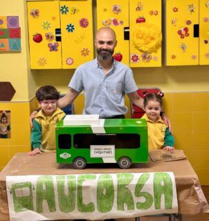 El martes pasado conocimos la profesión de conductor de autobús de Aucorsa gracias al papá de Alba, Rafael Cornejo, que vino a nuestra clase para explicarnos lo importante que es su trabajo llevando a las personas de un lugar a otro de forma segura.
También nos ha enseñado las normas básicas para viajar en autobús, algunas partes del bus y, además, nos ha traído una divertida ficha para colorear.
Muchas gracias Rafa por enseñarnos tu trabajo. 🚍💚💛💚💛💚 🚍