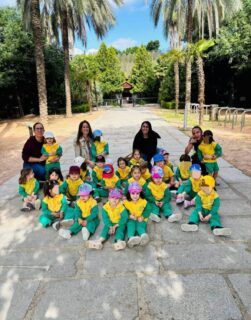 El pasado miércoles realizamos nuestra excursión al ZOOLÓGICO con nuestros Chiquitines mayores. 
Fue una jornada llena de descubrimiento, emociones y mucho aprendizaje en contacto con la naturaleza. 
Desde nuestra llegada los pequeños mostraron gran entusiasmo, caminaron por los distintos espacios del zoológico donde pudieron observar a animales como leones, cebras, jirafas, flamenco, hipopótamos, monos, osos etc. 
Durante el recorrido hicimos pequeñas paradas para hablarles de forma sencilla sobre los animales que veían: colores, formas, tamaños y sonidos.
La salida al zoo fue una experiencia muy positiva, disfrutaron, se sorprendieron y aprendieron mediante el juego y la observación.
Fue una actividad que favoreció su desarrollo sensorial, cognitivo y social y quedará en sus memorias como un día muy especial. 💚💛💚👏🏻 🚍 🙊 🦁 🦒👏🏻