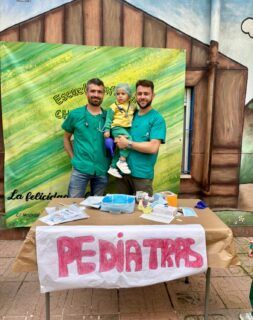 Esta semana pasada recibimos la visita de los papás de Alvaro Guerrero y Pablo Barrios, que son Pediatras, para contarnos en qué consiste su trabajo.
Nos han enseñado los diferentes objetos que utilizan diariamente para realizar su trabajo: fonendoscopio, palos de madera, tiritas, vendas, termómetros... y hemos tenido muchos voluntarios que han querido participar.
También han traído bebés y nuestros Chiquitines se han convertido por un rato en Pediatras y los han curado.
Para terminar nos han regalado una ficha y pegatinas. Nuestros niños se lo han pasado genial con la actividad y han aprendido mucho.
¡Muchas gracias Nacho y Pablo por visitarnos! 💚💛💚💛💚