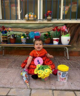 El viernes 22 de Mayo celebramos en Chiquitines con muchísima alegría la “Fiesta de Rejas y Balcones”, un día lleno de color, flores y ambiente de feria, donde cada niño trajo su maceta hecha en casa para decorar y exponer junto a las de sus compañeros, luciendo además sus trajes de flamenca y flamenco entre risas, música y mucha ilusión. Contamos también con un jurado que se encargó de elegir la maceta ganadora de cada clase, haciendo de esta jornada una experiencia aún más especial y emocionante para todos… porque cuando florece la creatividad, también florece la felicidad. 💚💛💚💛💚👏🏻👏🏻👏🏻