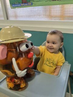 Esta semana hemos trabajado con nuestros Chiquitines las partes del cuerpo con la ayuda como siempre de nuestra mascota el Pollo Pepe.
En estas edades los niños se encuentran en una etapa ideal para empezar a identificar y nombrar las partes más sencillas y más visibles de su cuerpo, su aprendizaje debe ser puramente lúdico y visual, centrándose en los conceptos básicos.
Para ello, hemos jugado con potatos para identificar las diferentes partes de nuestro cuerpo, hemos cantado y las hemos señalado y hemos realizado varias fichas del método.
Seguiremos trabajando estos conceptos durante todo el curso para ir identificándolos interiorizándolos correctamente.