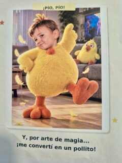 En la Clase Piscina inauguramos esta semana nuestro Libro Viajero, este año con un compañero nuevo de aventuras “El Pollo Pepe”. 
Pepe ha pasado unos días maravillosos en casa de nuestro compañero Pablo. Que suerte ha tenido Pepe se ha ido con Pablo y su familia de boda. También han ido al parque, se han subido en los columpios, en el tobogán de casa, con Claudia la hermana de Pablo, han leído cuantos antes de ir a dormir... 
Para sorpresa Pepe conoció al pollo Pepe de Pablo, mascota que a día de hoy está presente en la casa de la mayoría de nuestros Chiquitines. 
Pablo por arte de magia se ha convertido en el Pollo Pepe, ¡qué imagen tan divertida! 
Y para terminar Pablo ha hecho una ficha de nuestra mascota demostrando sus dotes de artista. Se ve que han disfrutado muchísimo de estos días juntos. 💛💚💛💚💛💚